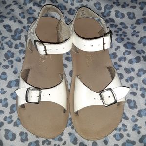 White sun-san surfer sandals. Girl's size 11.
